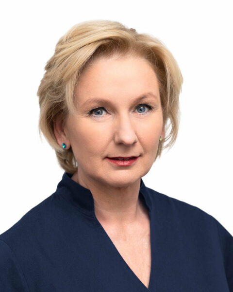 Dr. Gömbös Eszter